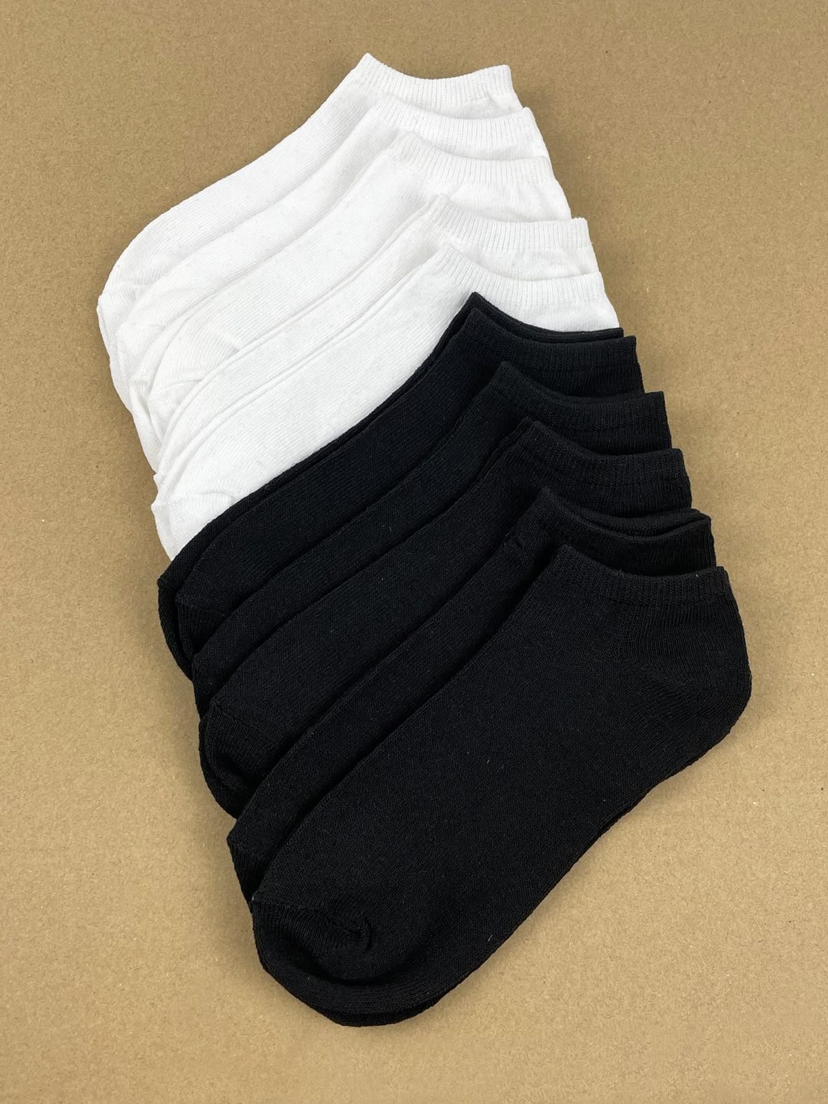 Ensemble de chaussettes noires et blanches